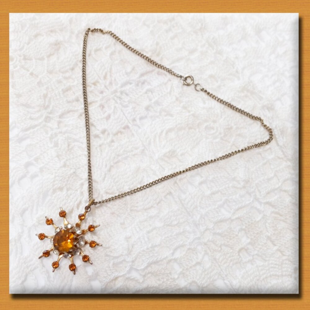 Pretty Vintage Gold-Tone Amber Glass & Clear Rhinestone Pendant Necklace